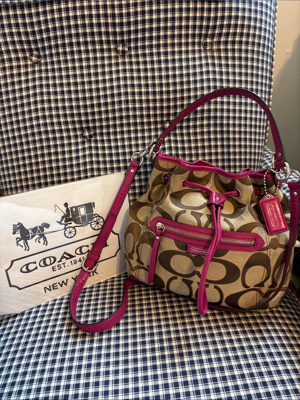 Coach Daisy outline  Signature Drawstring  Bag with raspberry  Trim